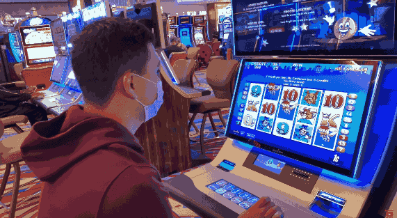 Игрок играет в слот казино